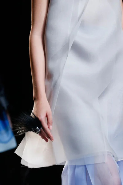 Look 16